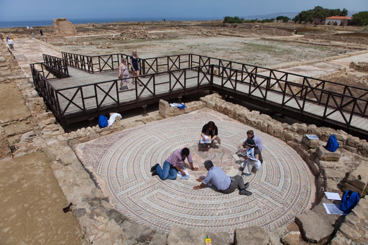 2014年MOSAIKON马赛克考古遗址保护与管理课程的参与者在塞浦路斯帕福斯的尼亚帕福斯考古遗址进行了忒修斯马赛克的状况调查练习。这是盖蒂博物馆保护工作的一部分。