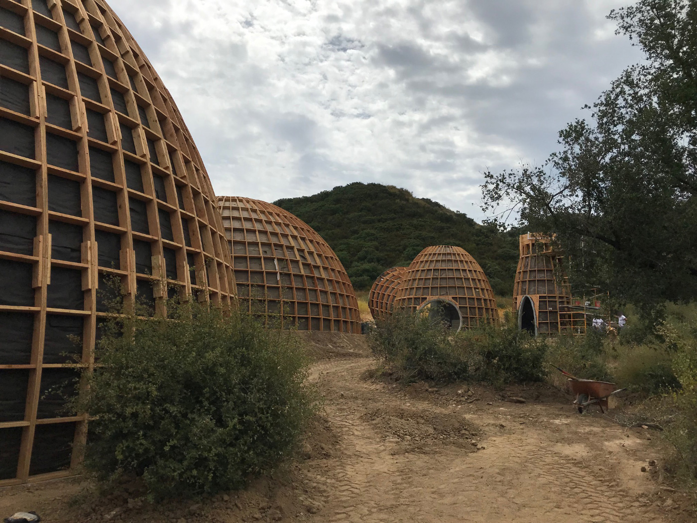 坎耶·维斯特(Kanye west)设计的木质圆顶住宅的照片