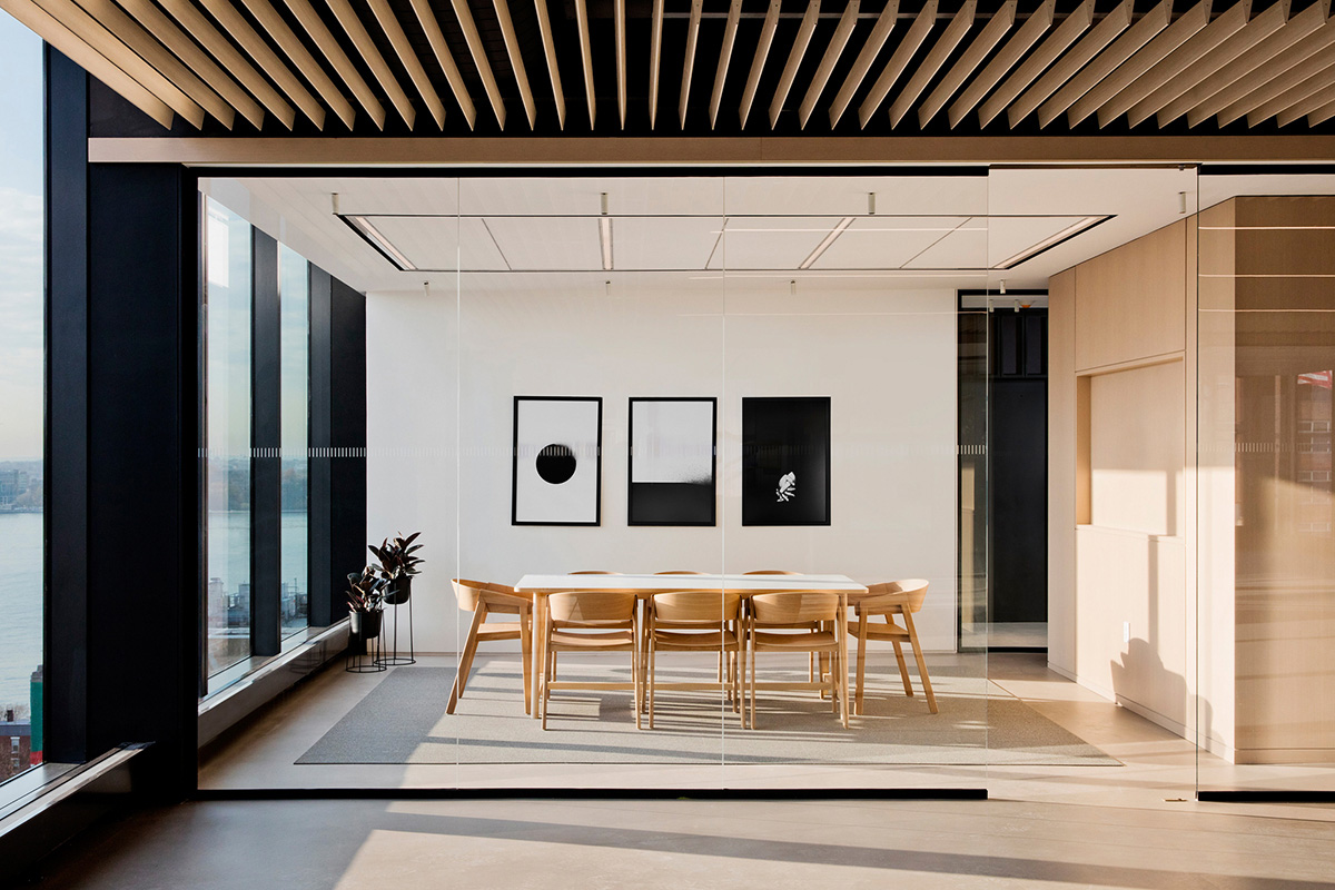 福格蒂·芬格设计的会议室图片，里面有很多木头