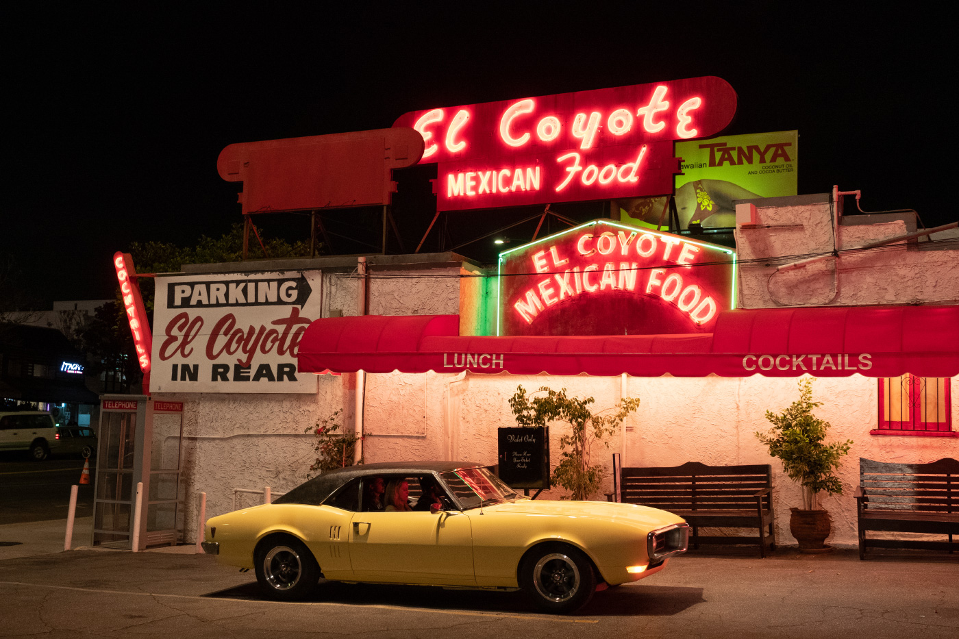 《好莱坞往事》剧照中霓虹灯笼罩的墨西哥餐厅