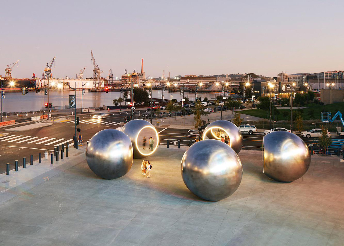 海湾广场由五个闪亮的钢球围成一圈，每个钢球都由一圈灯照亮，由Olafur Eliasson设计