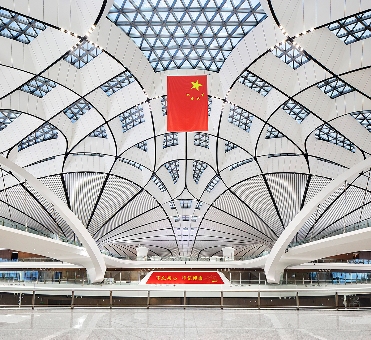 扎哈·哈迪德设计的机场内部——天花板结构