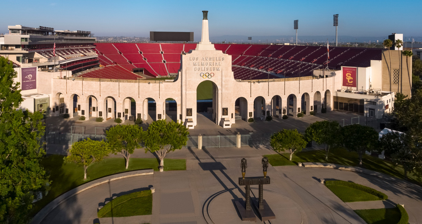 洛杉矶体育馆的照片，红色的座位环绕着场地