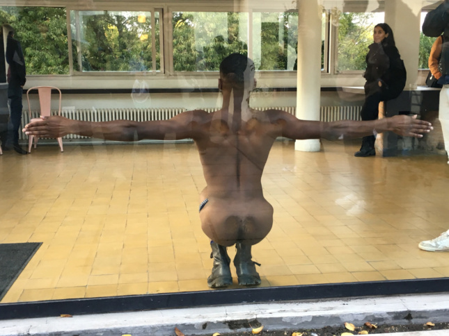 一个裸体男子贴在萨伏伊别墅的玻璃上