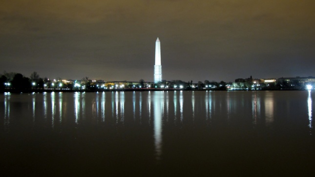 从潮汐盆地对岸拍摄的华盛顿纪念碑夜景。