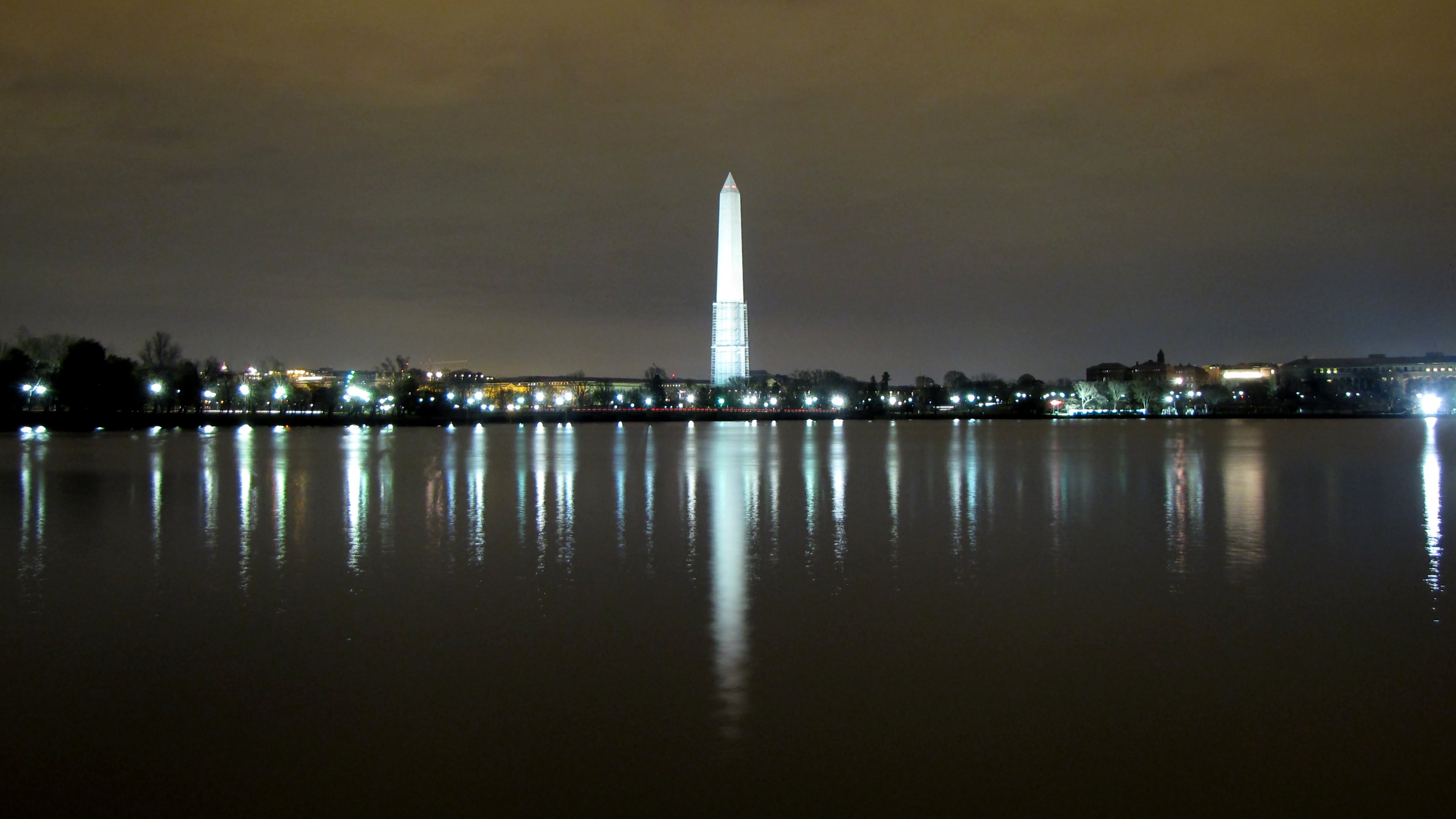 夜间从潮汐盆地眺望华盛顿纪念碑的照片。