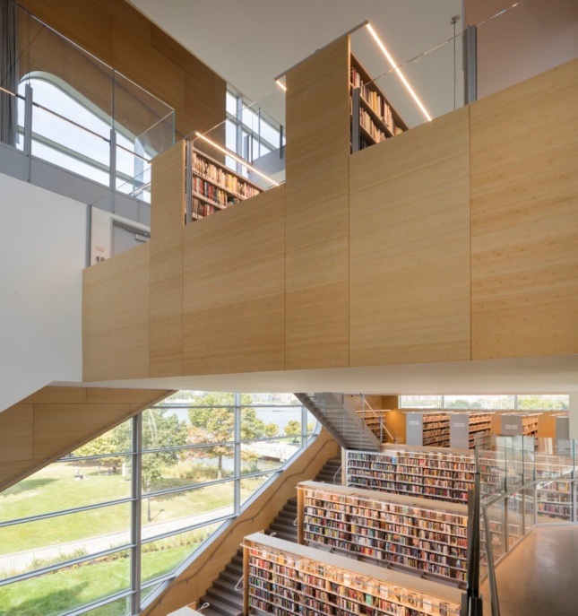 轻木和玻璃框架阶梯式书架。
