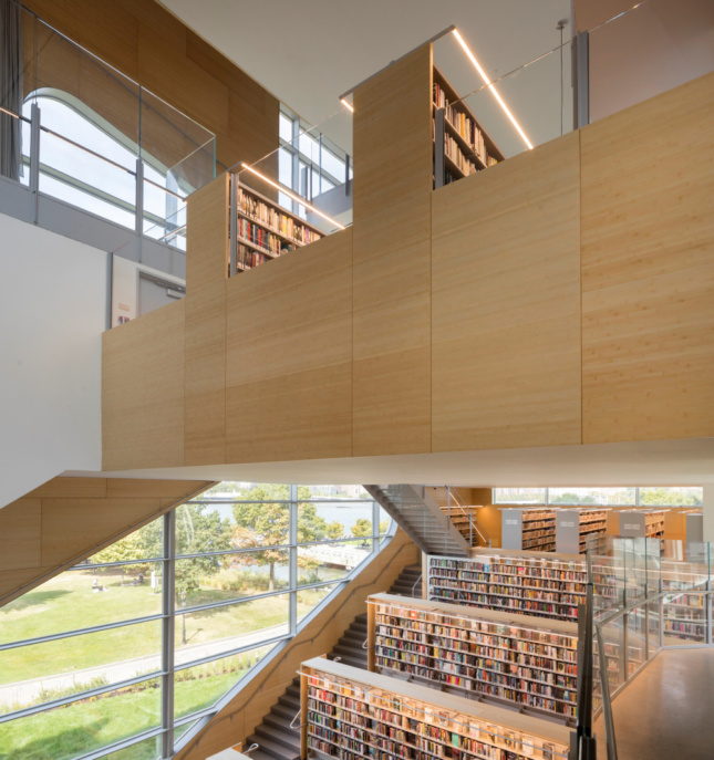 木材包裹的图书馆空间的内部视图