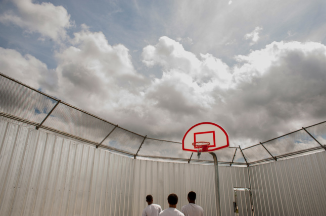 囚犯们在监狱篮球场仰望天空