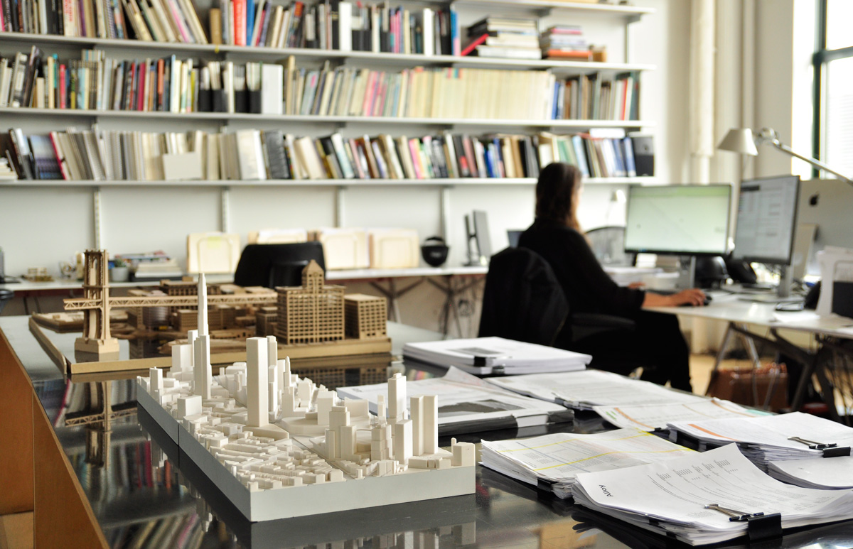 建筑办公室的图像与模型，书籍，和文件在合金办公室