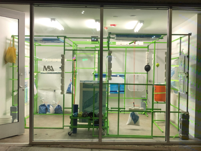 一个用绿色架子做成的店面健身房