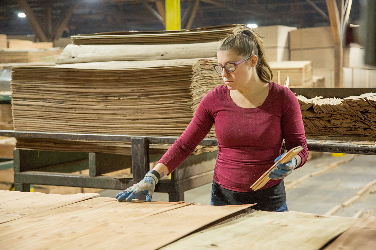 女工在工厂触摸木板