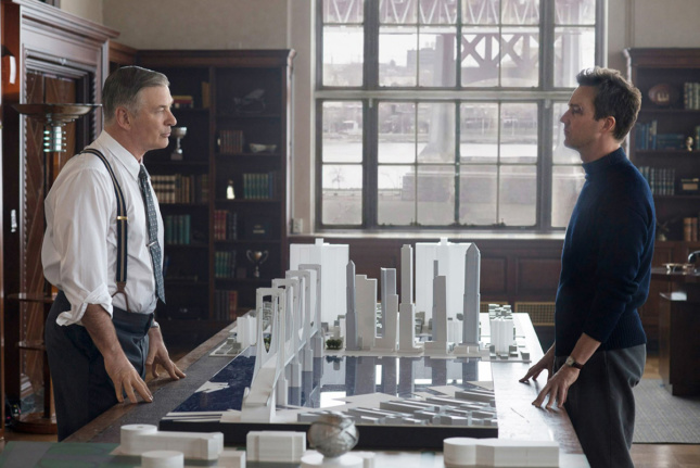 图片来自《布鲁克林无母》电影，爱德华·诺顿和亚历克·鲍德温凝视着一张有建筑模型的桌子