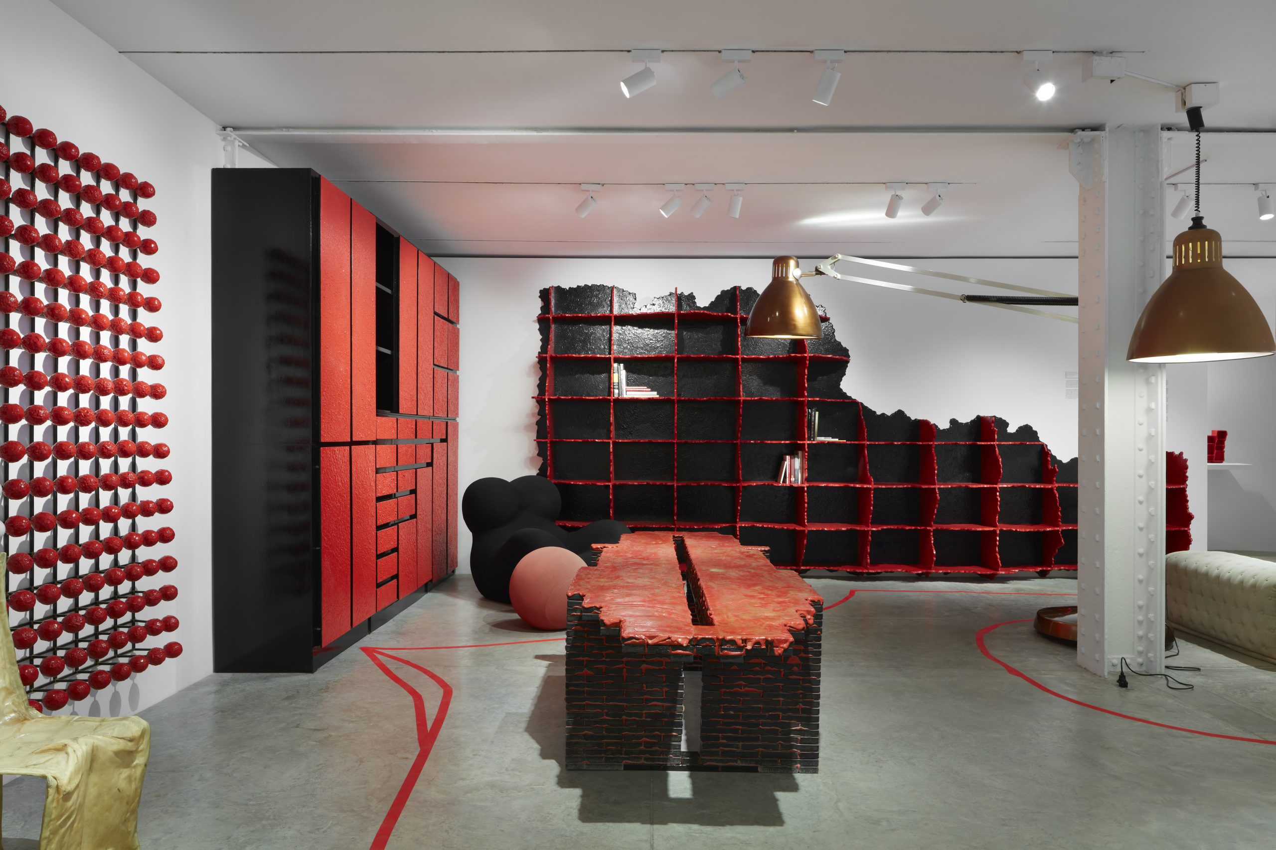 展示由Gaetano Pesce设计的融化的红色家具