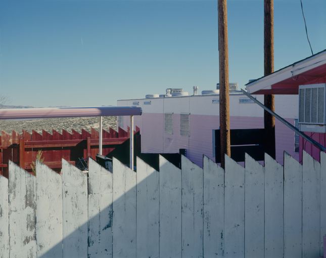 妓院的栅栏，粉红色和白色的墙