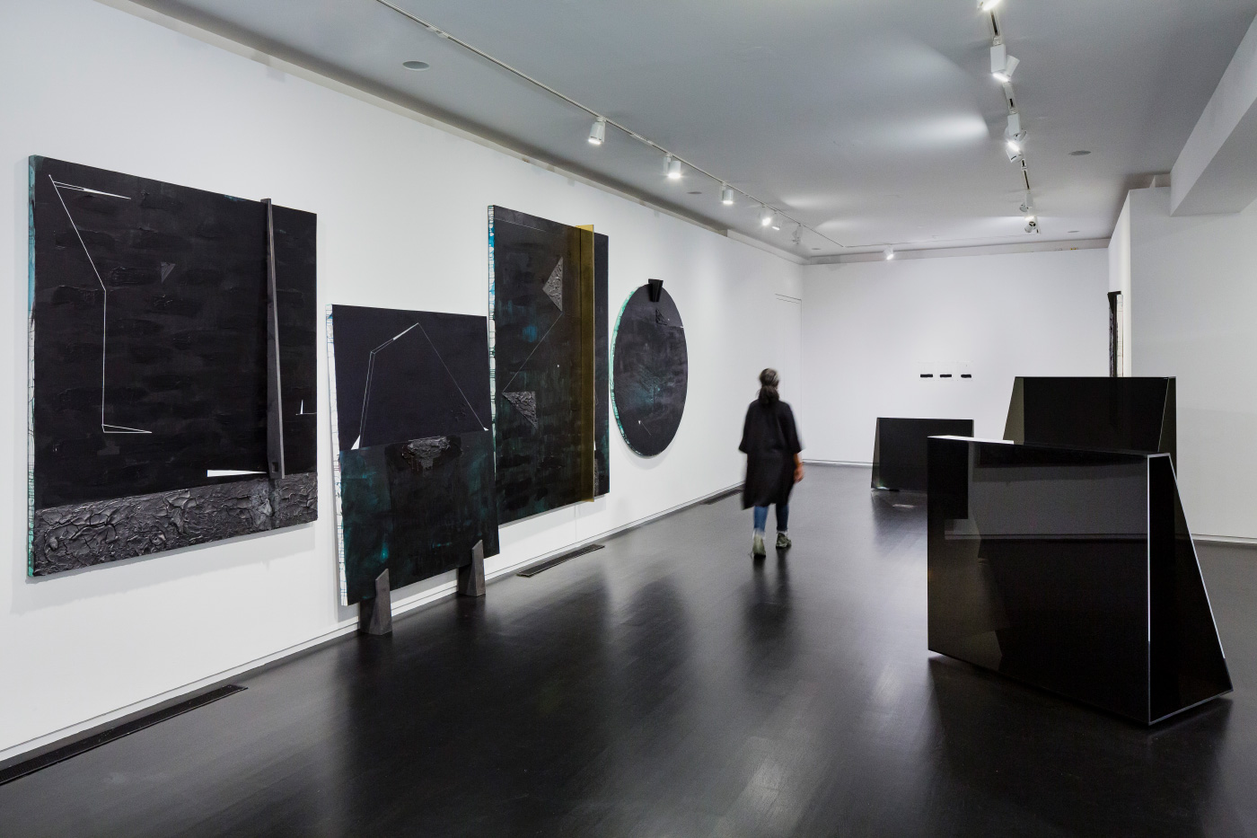 托克瓦斯·戴森在白色背景上的黑色绘画装置视图