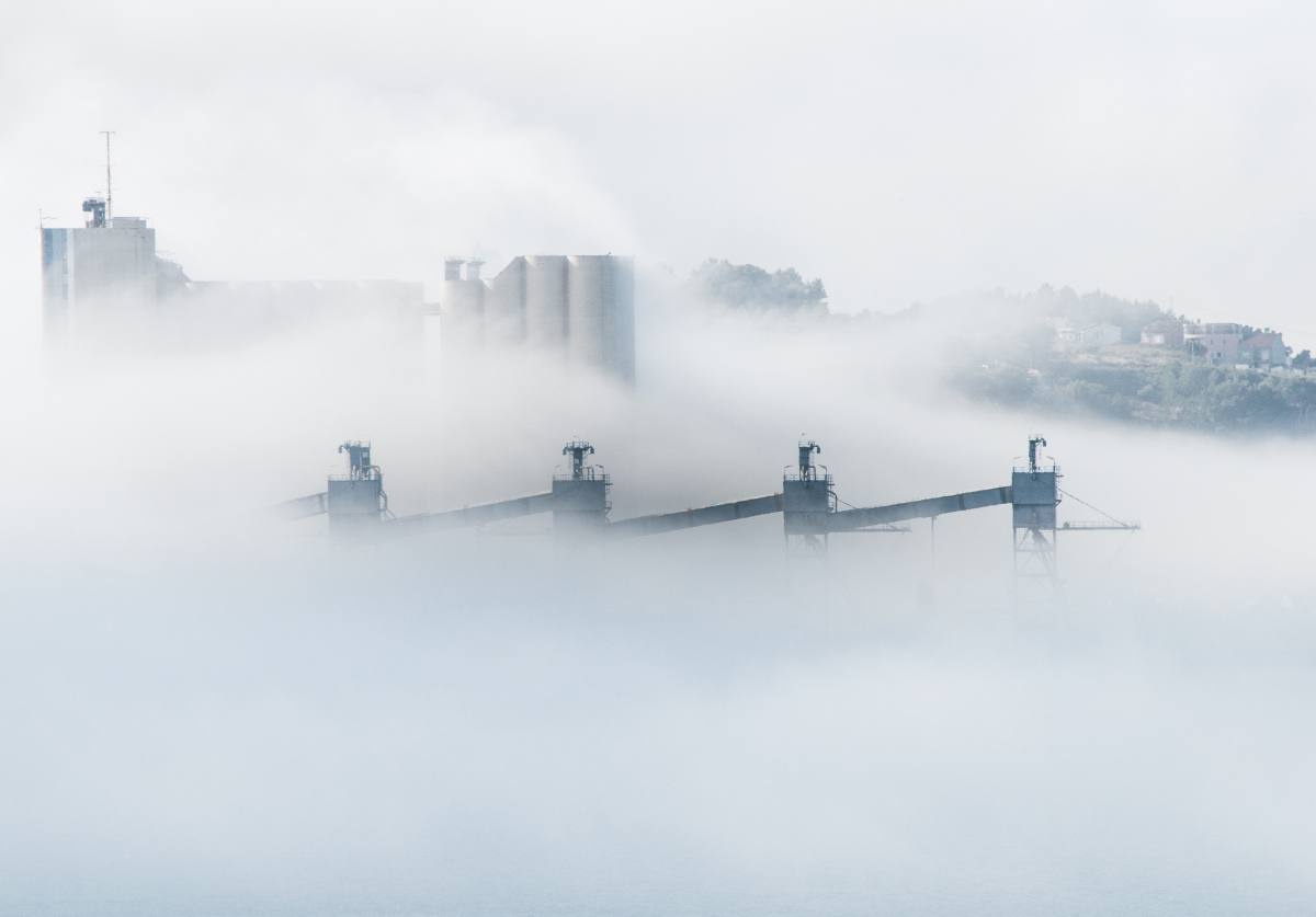 白色烟雾弥漫的城市风景。Skanska提出了一个减少隐含碳排放的工具。