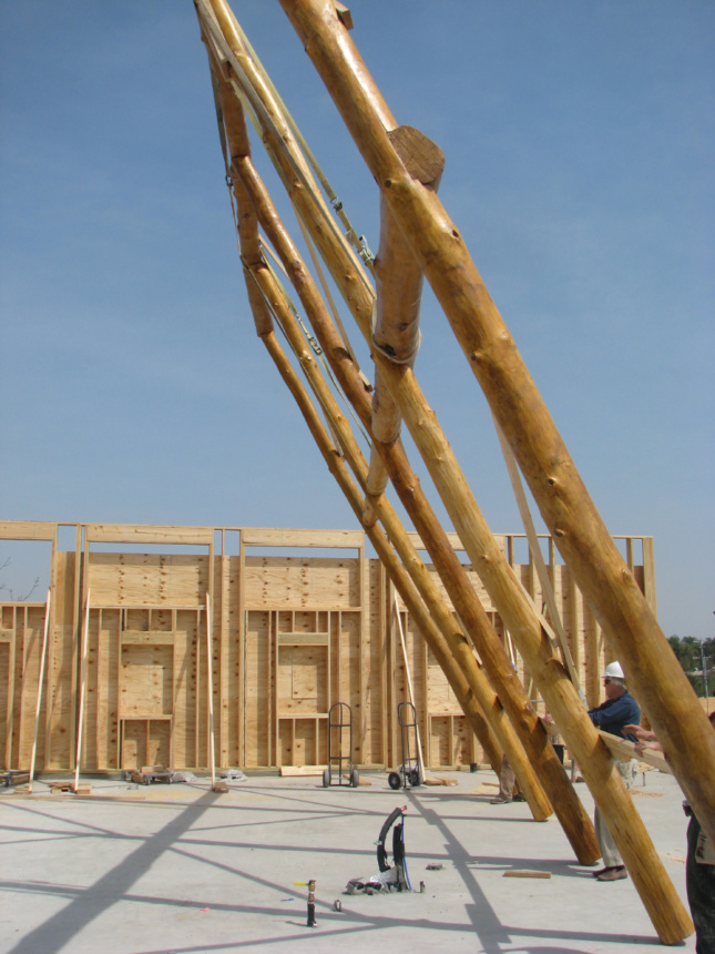 一个大木架正在被抬高到合适的位置