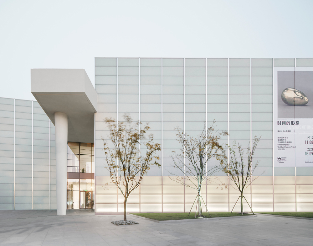 蓬皮杜艺术中心中国分馆的照片，一个白色盒子从里面照亮