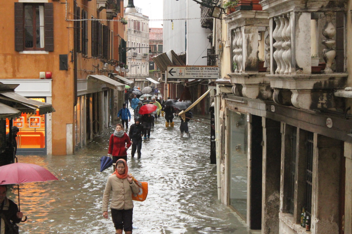 人们走在威尼斯被洪水淹没的街道上