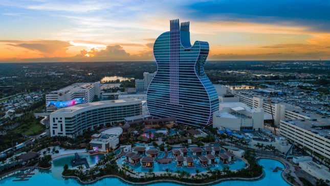 日落时分，Hard Rock吉他形状的酒店和度假村的鸟瞰图