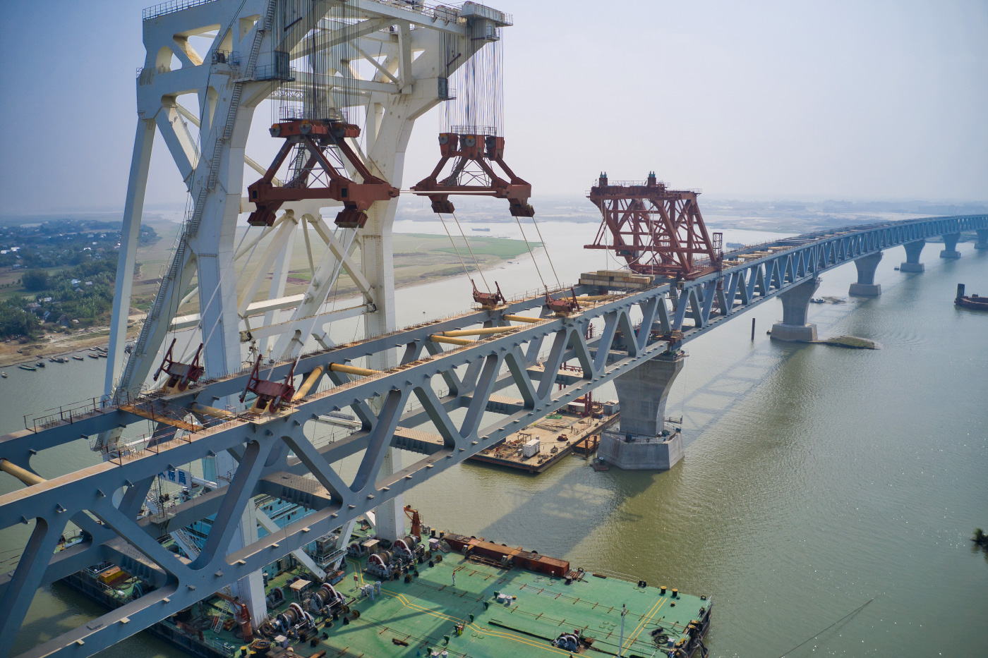 图为一座横跨河流的桥梁，这是中国“一带一路”倡议的一部分