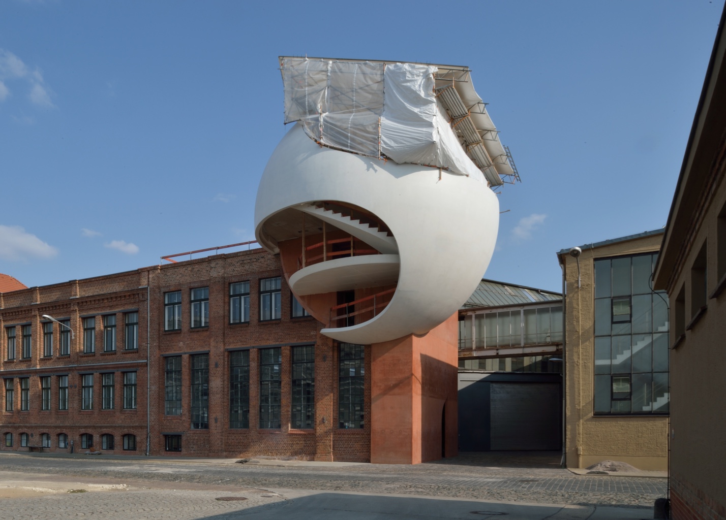 一个悬浮的混凝土球体，由奥斯卡·尼迈耶设计