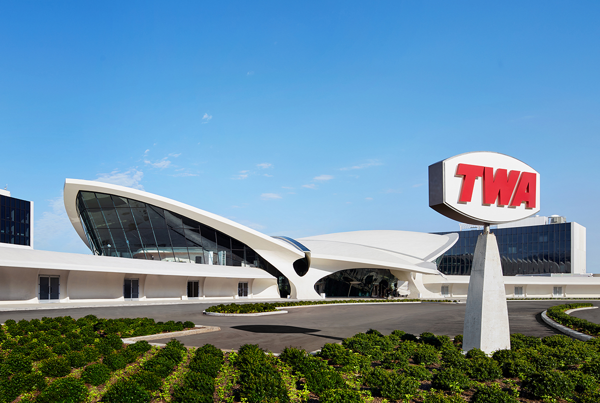 Eero Saarinen设计的环球航空公司航站楼结构的外部图像，现在被改造成环球航空公司酒店