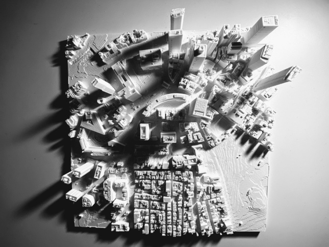 白色塑料瓷砖的自上而下视图，上面有一个城市的3D地图。