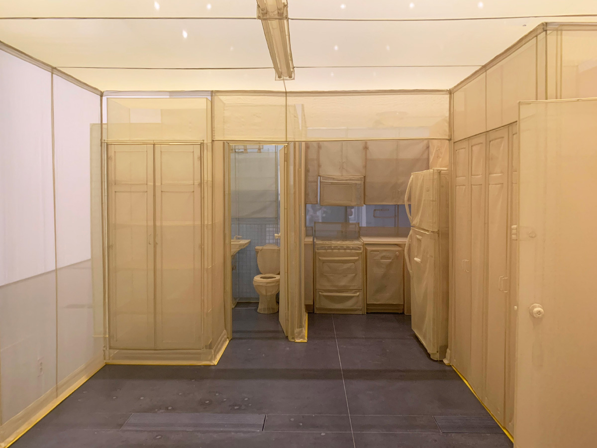 由Do Ho Suh设计的黄色织物制成的公寓单元的室内照片