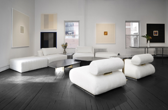 ATRA设计的室内照片;一间有白色沙发的黑色房间