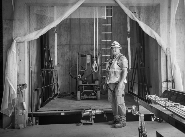 建筑工人站在正在翻新的建筑物内