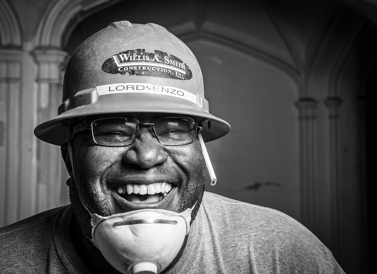 萨拉索塔建筑工人微笑的特写照片