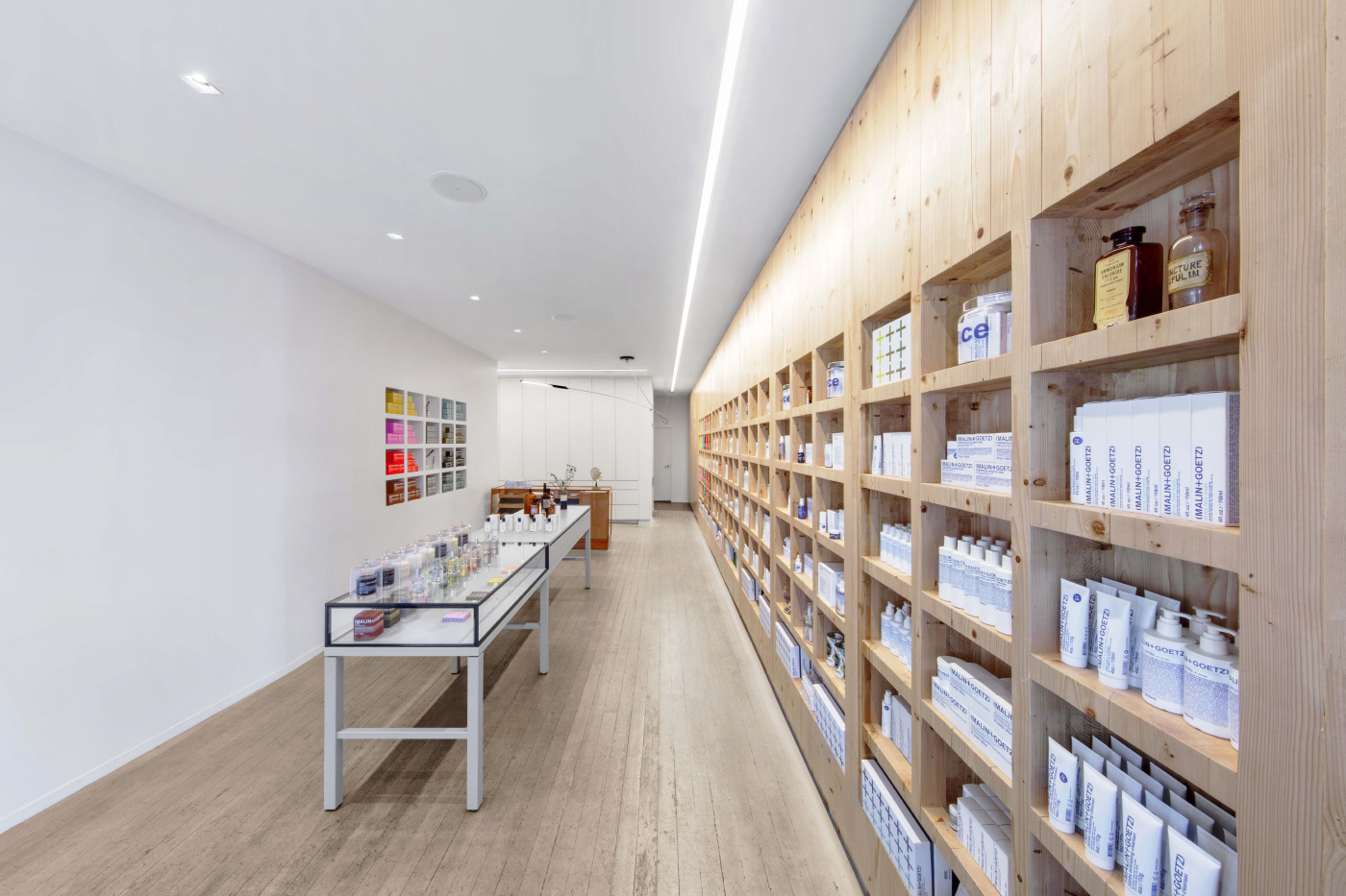 Malin + Goetz商店的线性零售商店的室内照片，木材货架
