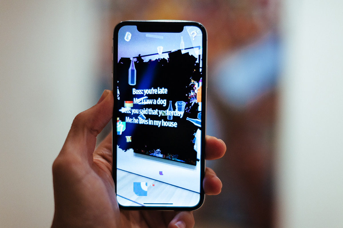 一款能显示漂浮的瓶子和其他数字制品的iPhone，上面有白色文字和黑色涂鸦