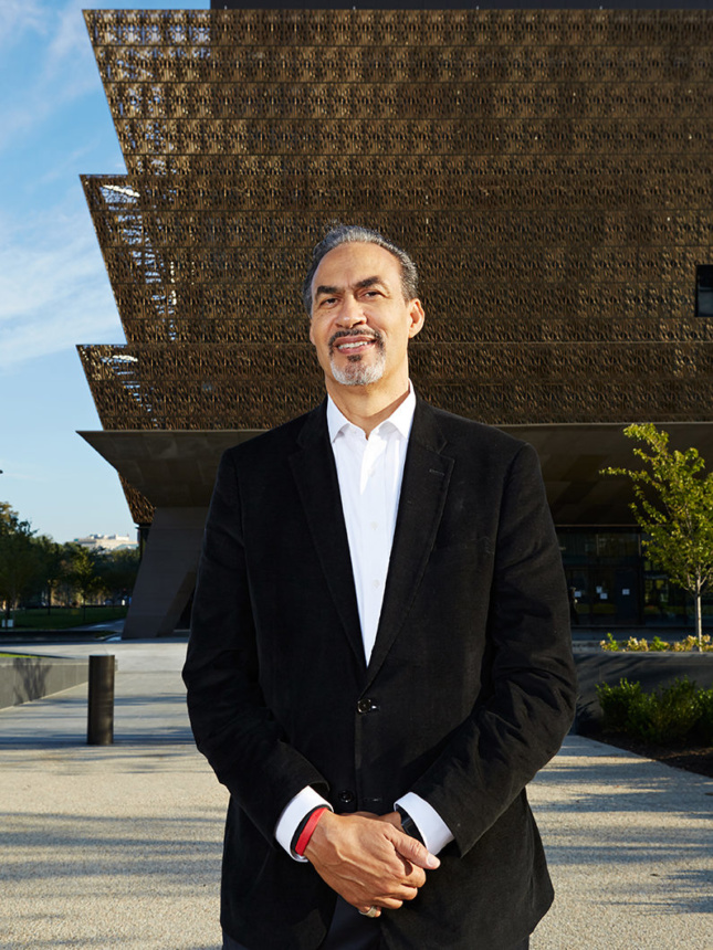 Phil Freelon站在美国国家非裔历史和文化博物馆前的照片