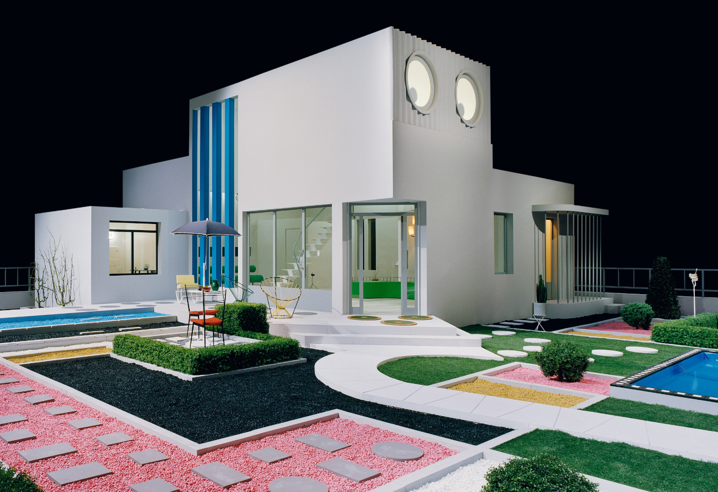 Exterior of a white modernist house from Jacques Tati Mon Oncle film