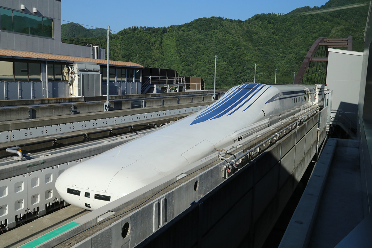 高速铁路网的一部分，在地面以上轨道上运行的细长磁悬浮列车图像