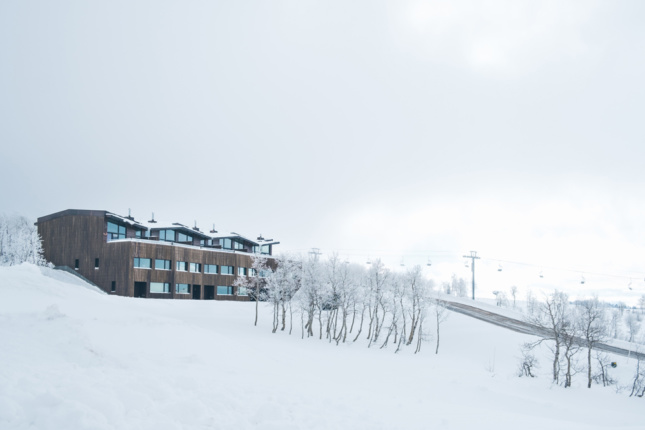 雪山上一栋建筑的外观。