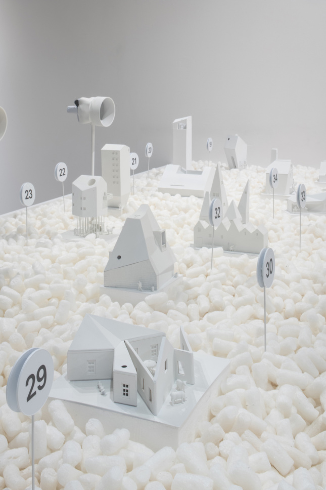 白色建筑模型漂浮在瑞士应用画廊