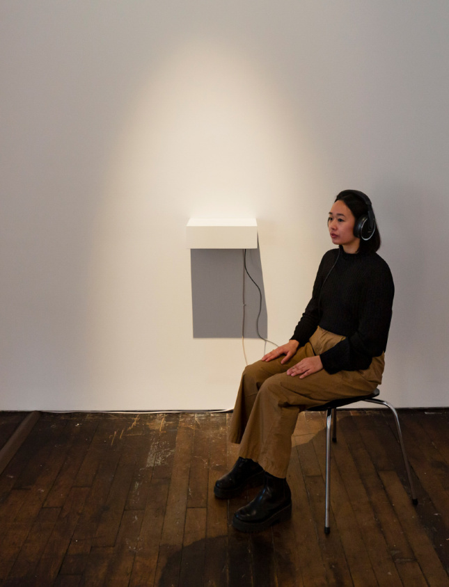 一个女人在彼得·弗里曼画廊里听有声书
