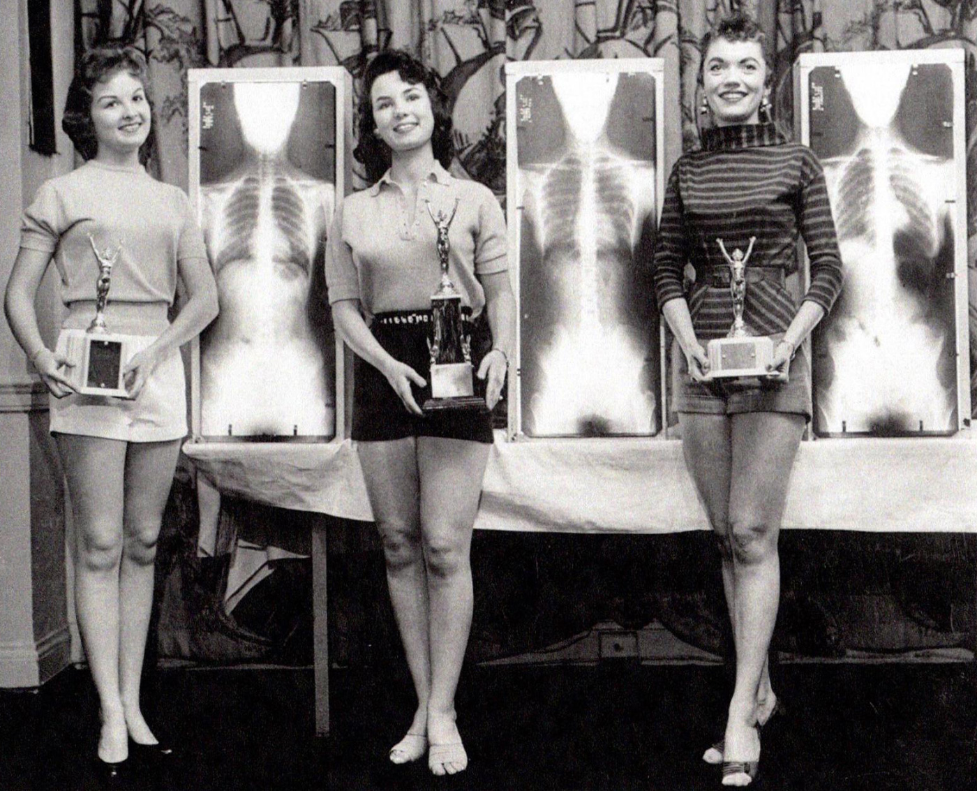 黑白照片，三个女人拿着奖杯，来自x射线建筑