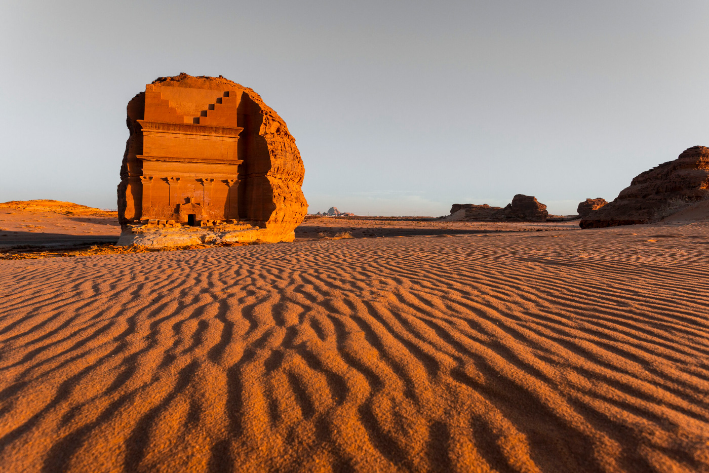 沙漠中的巨石雕刻出的巨大立面。