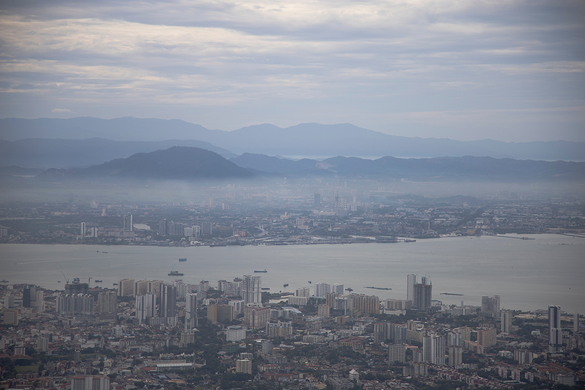 海上的槟城鸟瞰和雾蒙蒙的景色，这是新人工岛的所在地