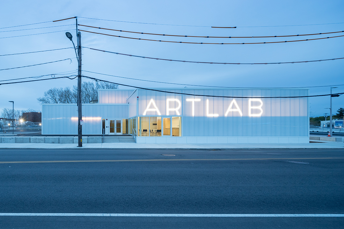 一座白色的建筑，上面有“艺术实验室”的大字。