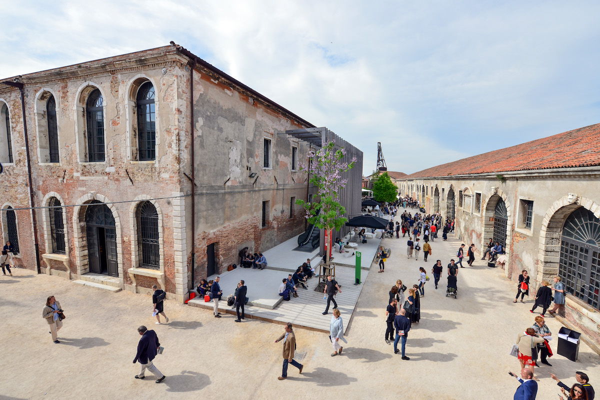 2020年威尼斯建筑双年展将在威尼斯举行，这是威尼斯兵工厂的户外照片