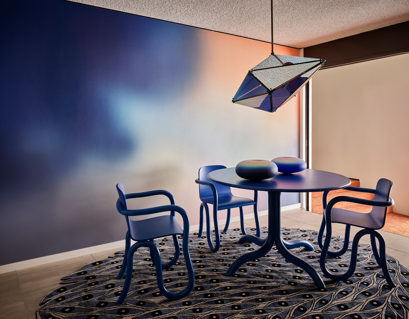 未来完美陈列室的内部展示了蓝色的墙壁和几何灯