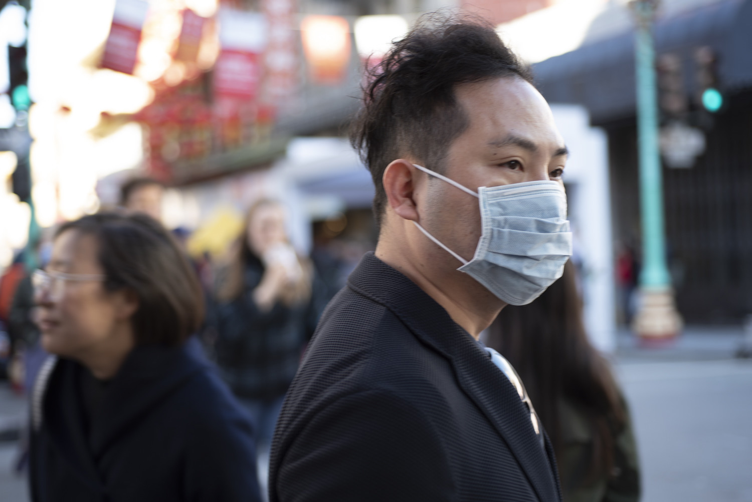 街上一个戴着防毒面具的男人。由于冠状病毒，许多热门活动都被重新安排