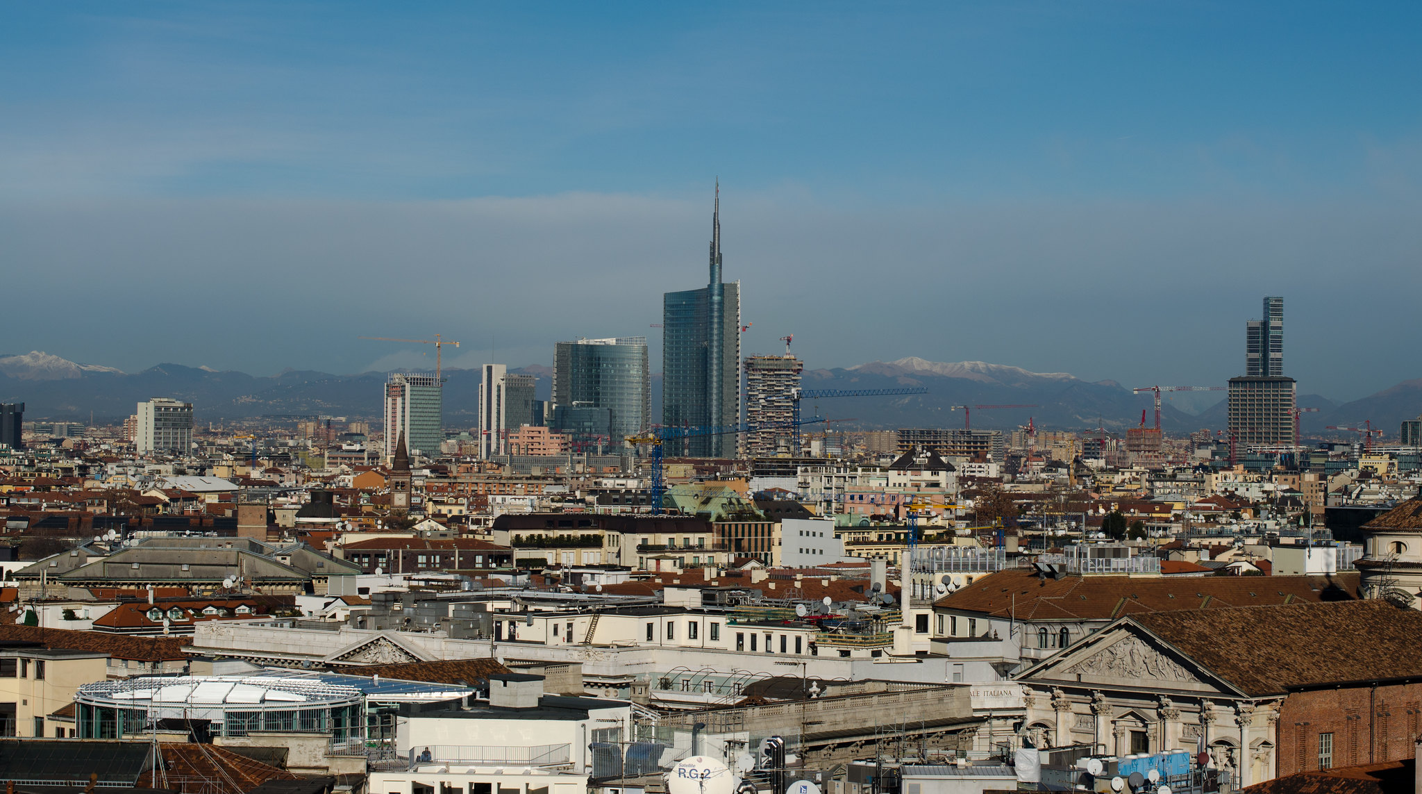 意大利米兰的天际线，平坦的历史建筑映衬着塔楼