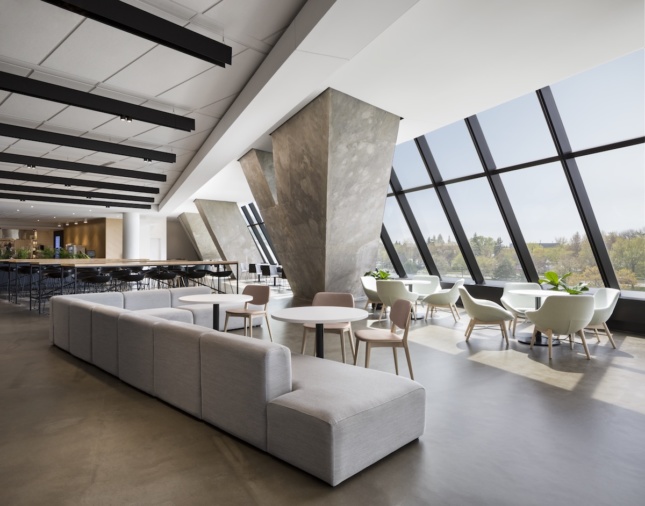 蒙特利尔由奥林匹克塔改造而成的餐厅和休息室，展示了大型暴露的混凝土结构元素